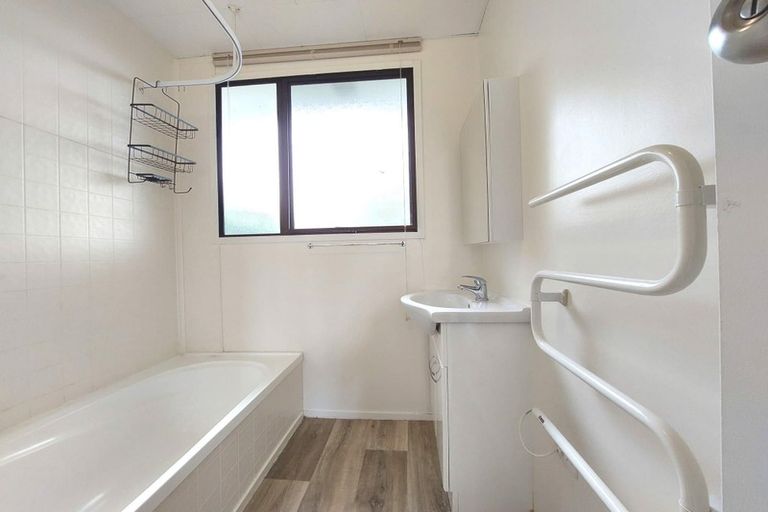 Photo of property in 2/21 Sarajevo Place, Massey, Auckland, 0614