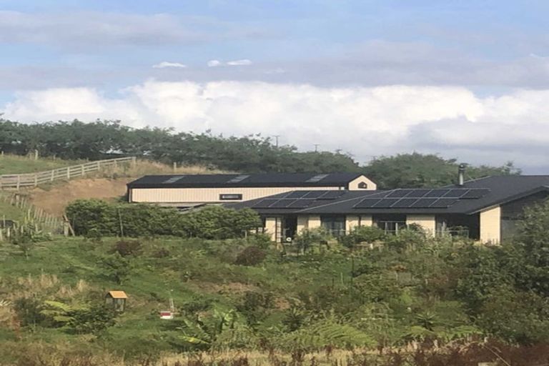 Photo of property in 2 Te Ara Karoiroa Road, Hurford, New Plymouth, 4374