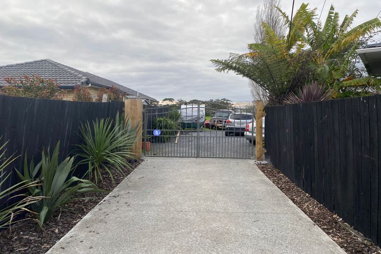 Photo of property in 2/9 Ingleby Place, Kelston, Auckland, 0602