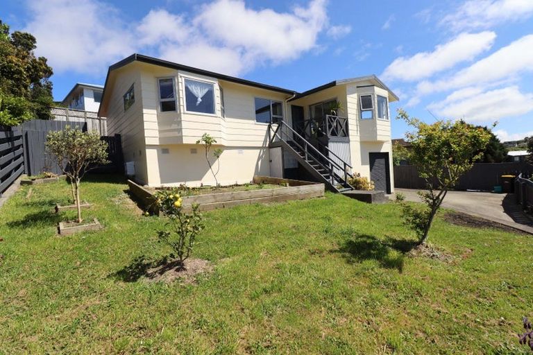 Photo of property in 3 Fernhaven Grove, Newlands, Wellington, 6037