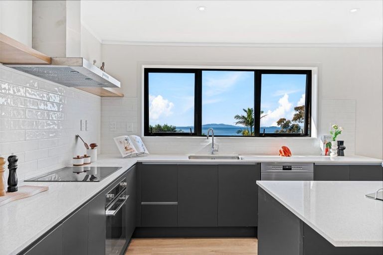 Photo of property in 2/14 Clifton Road, Waiake, Auckland, 0630