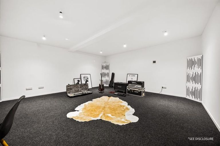 Photo of property in 6 Walker Road, Henderson Valley, Auckland, 0612