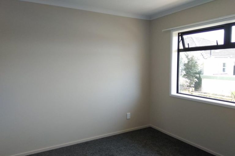 Photo of property in 2/21a Ludlow Terrace, Totara Vale, Auckland, 0627