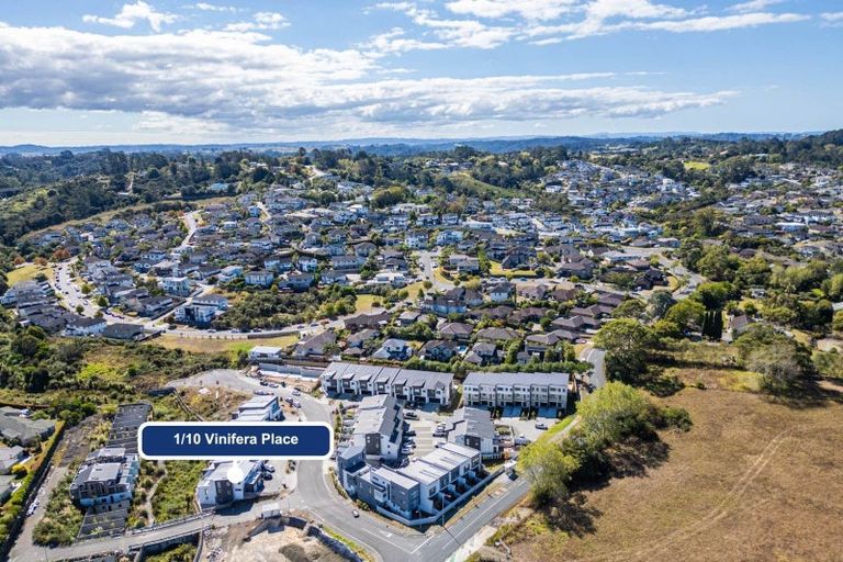 Photo of property in 5/10 Vinifera Place, Fairview Heights, Auckland, 0632