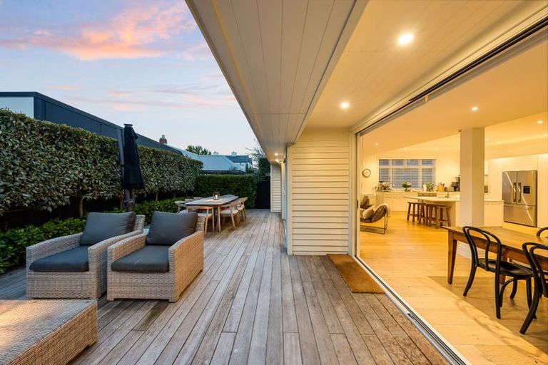 Photo of property in 33 Hawkesbury Avenue, St Albans, Christchurch, 8014