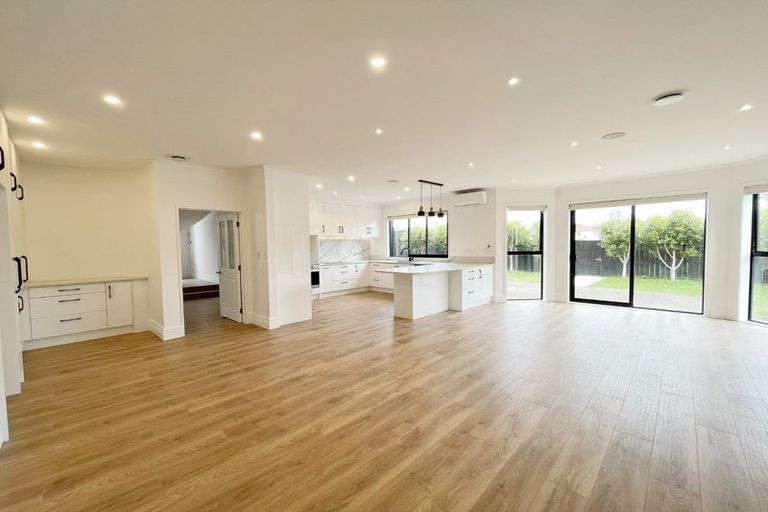 Photo of property in 3 Ballintra Close, Pinehill, Auckland, 0632