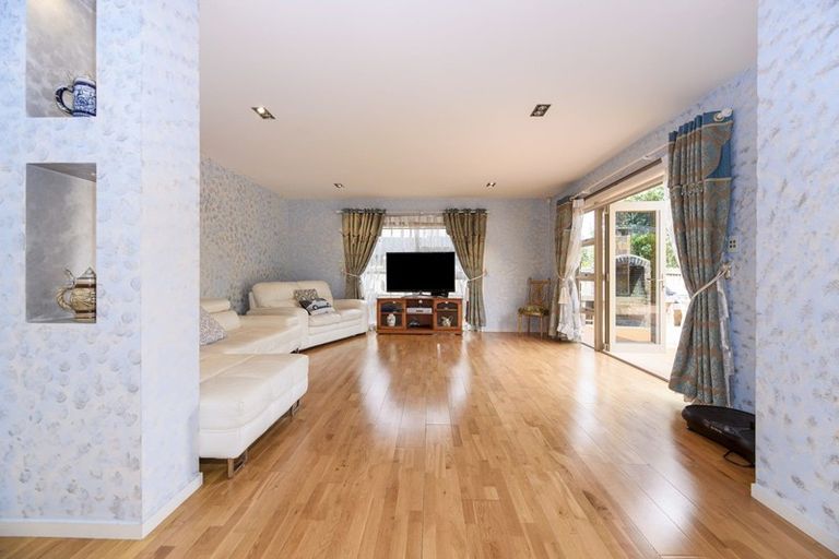 Photo of property in 1 Stow Place, Henderson, Auckland, 0612