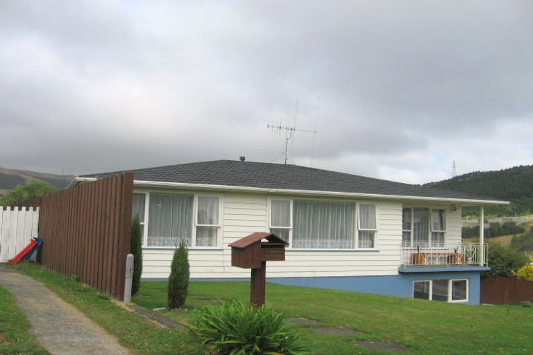 Photo of property in 5 Florio Terrace, Tawa, Wellington, 5028