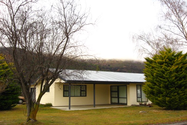 Photo of property in 1 Mckibbin Place, Arrowtown, 9302