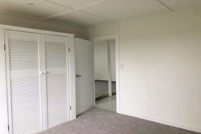 Photo of property in 7 Glen Vista Place, Bayview, Auckland, 0629