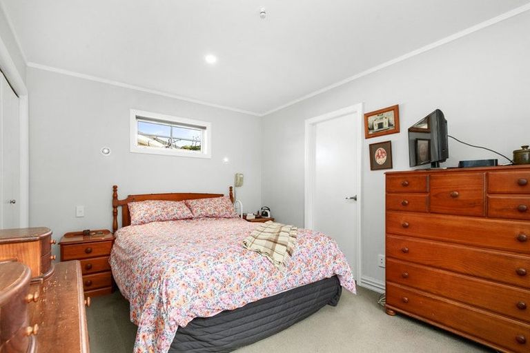 Photo of property in 74 Kiwi Crescent, Tawa, Wellington, 5028