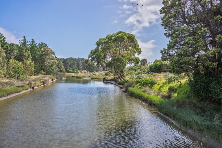 Photo of property in 28 Drake Street, Waikawa Beach, Levin, 5573