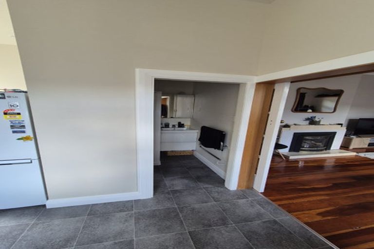 Photo of property in 17 Apu Crescent, Lyall Bay, Wellington, 6022