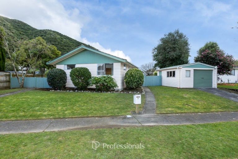 Photo of property in 35 Larchmont Grove, Totara Park, Upper Hutt, 5018