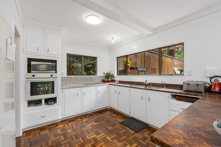 Photo of property in 33 Quinns Road, Waiatarua, Auckland, 0612