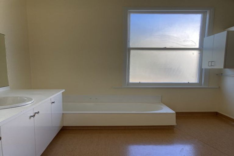 Photo of property in 11 Brougham Street, Mount Victoria, Wellington, 6011