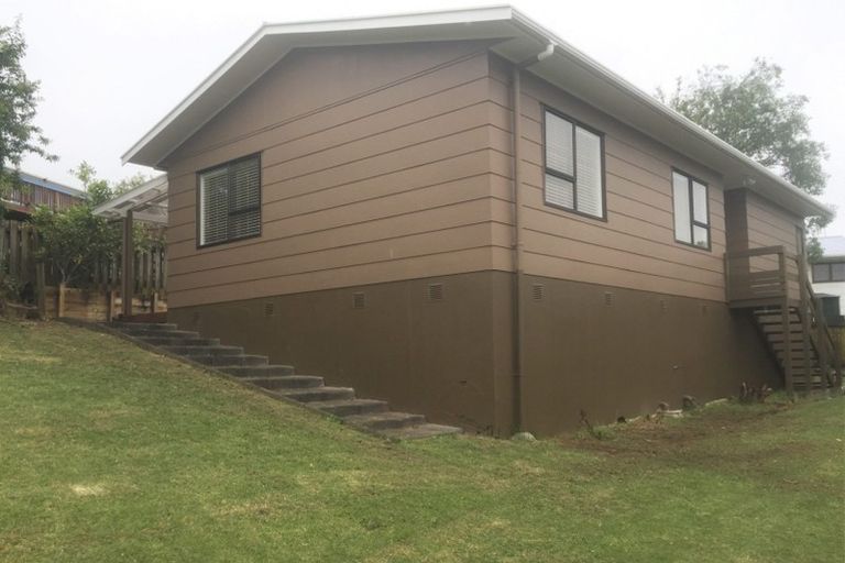 Photo of property in 2 Louise Place, West Harbour, Auckland, 0618