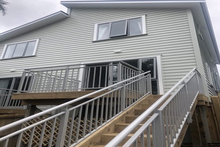 Photo of property in 2/4 John Jennings Drive, Oteha, Auckland, 0632