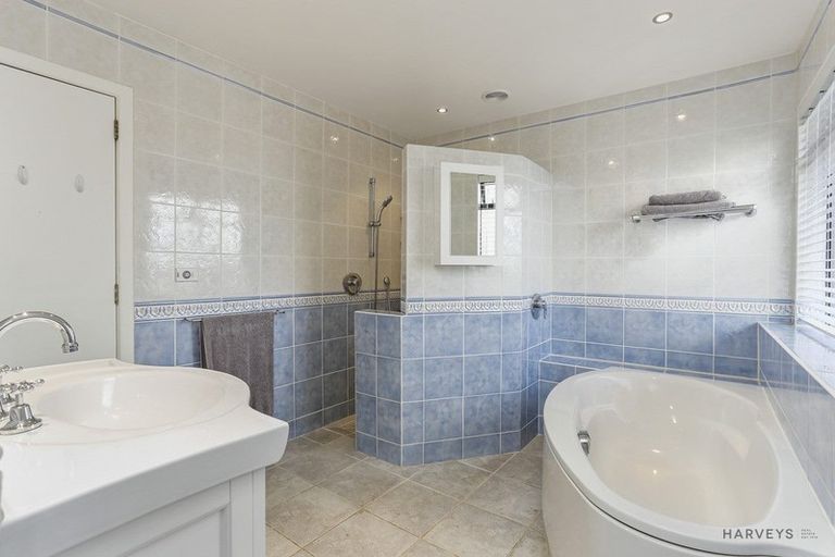 Photo of property in 12 Deane Avenue, Titirangi, Auckland, 0604