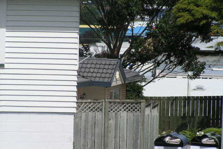 Photo of property in 2/44 Lyttelton Avenue, Forrest Hill, Auckland, 0620