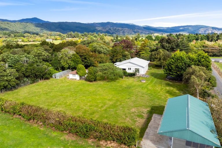 Photo of property in 435 Tararua Road, Levin, 5571