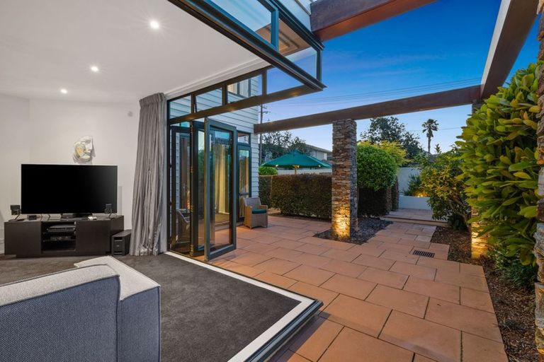 Photo of property in 7 Frieston Road, Milford, Auckland, 0620