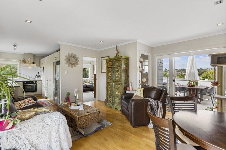 Photo of property in 20 Marine Parade, Mellons Bay, Auckland, 2014