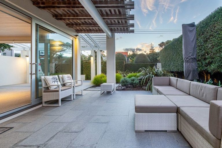 Photo of property in 19 Muritai Road, Milford, Auckland, 0620