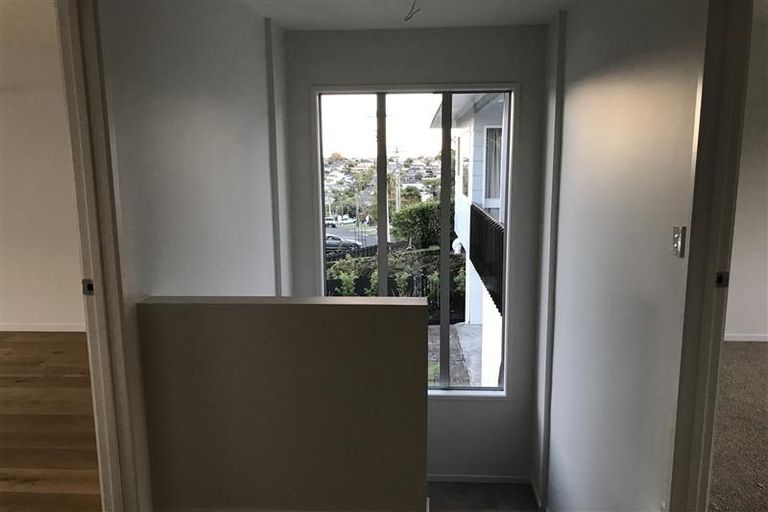 Photo of property in 1/50 Seaview Road, Castor Bay, Auckland, 0620