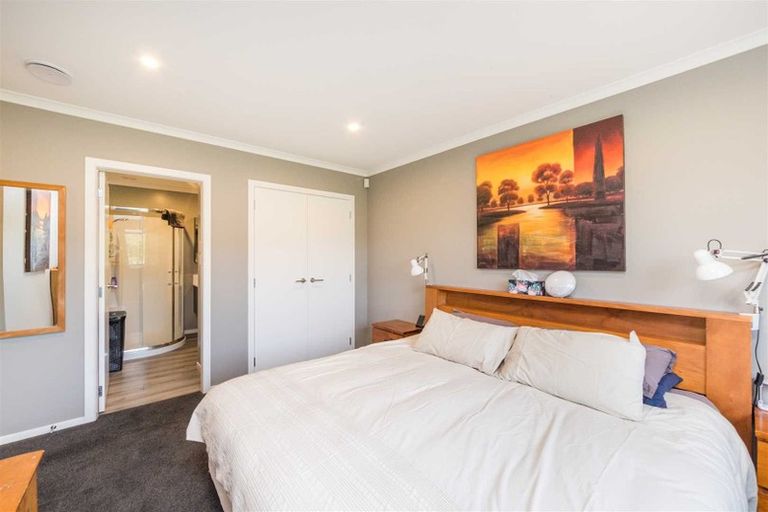 Photo of property in 32 Tokomaru Road East, Tokomaru, Palmerston North, 4474