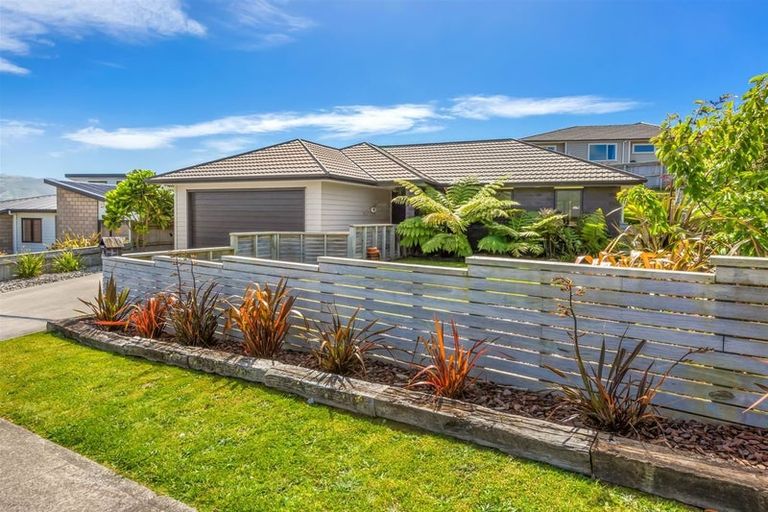 Photo of property in 6 Tasman Close, Aotea, Porirua, 5024