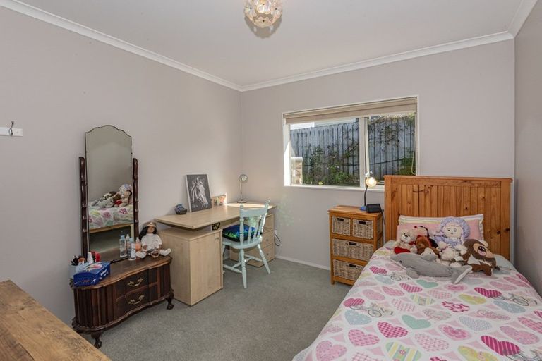 Photo of property in 16 Resolution Place, One Tree Point, 0118