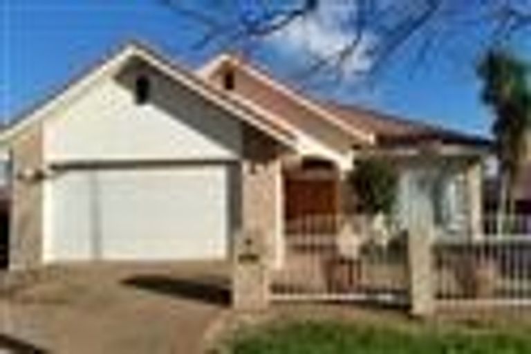 Photo of property in 14 Corta Bella Place, Golflands, Auckland, 2013