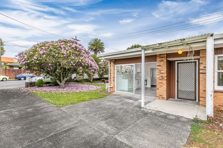 Photo of property in 1/12 Wairakei Street, Greenlane, Auckland, 1051
