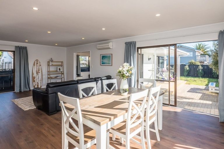 Photo of property in 27 Titoki Road, Waikanae Beach, Waikanae, 5036