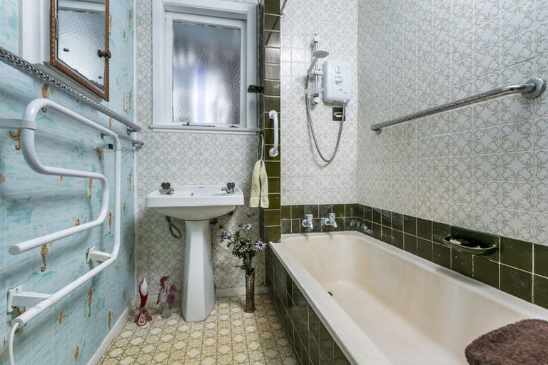 Photo of property in 889 Beach Road, Waiake, Auckland, 0630