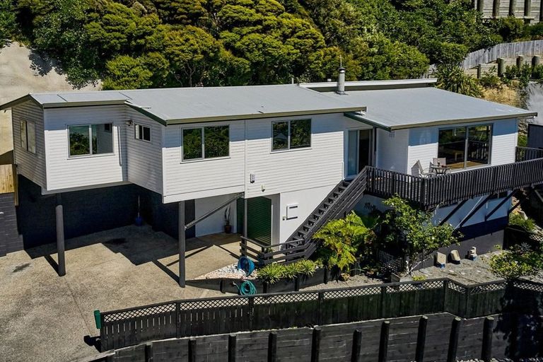 Photo of property in 137 Kahu Road, Paremata, Porirua, 5024