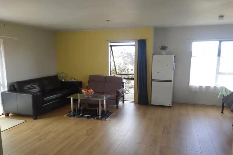 Photo of property in 2/9 Valecrest Place, Bayview, Auckland, 0629