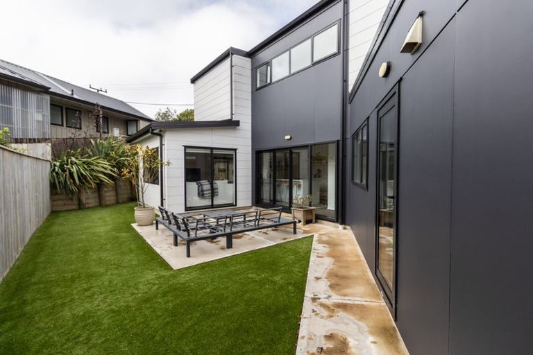 Photo of property in 41 Glanmire Road, Newlands, Wellington, 6037