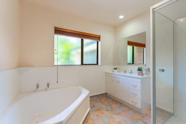 Photo of property in 10 Tararua Crescent, Otaki, 5512