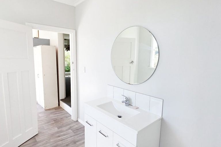 Photo of property in 11 Glanmire Road, Newlands, Wellington, 6037