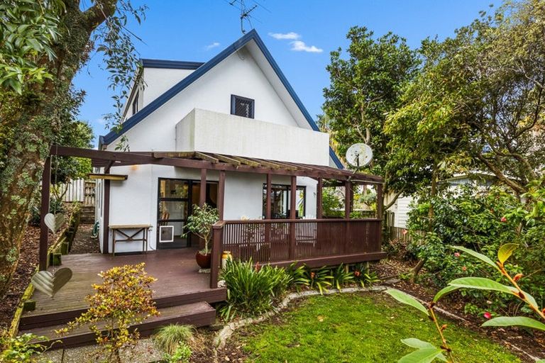 Photo of property in 2/3 Lantana Road, Green Bay, Auckland, 0604