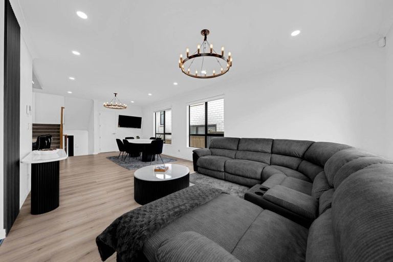 Photo of property in 2a Ballyalton Crescent, Flat Bush, Auckland, 2019
