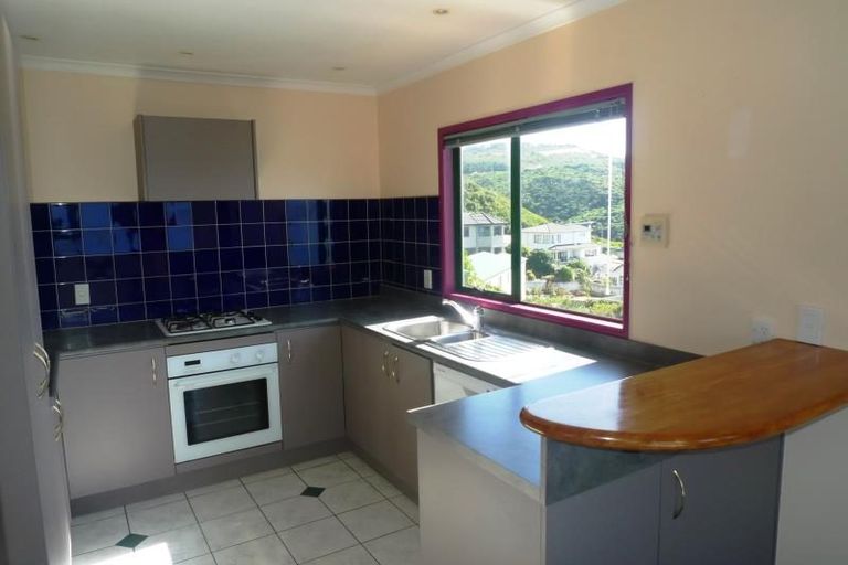 Photo of property in 11 Bennett Grove, Newlands, Wellington, 6037