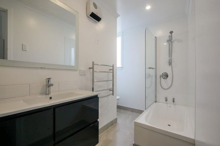 Photo of property in 114 Macandrew Road, South Dunedin, Dunedin, 9012