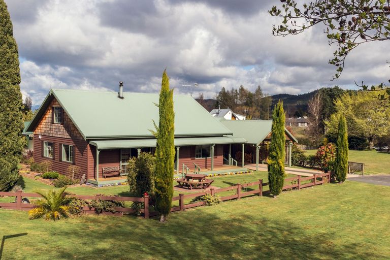 Photo of property in 2 Par Place, Kinloch, Taupo, 3377