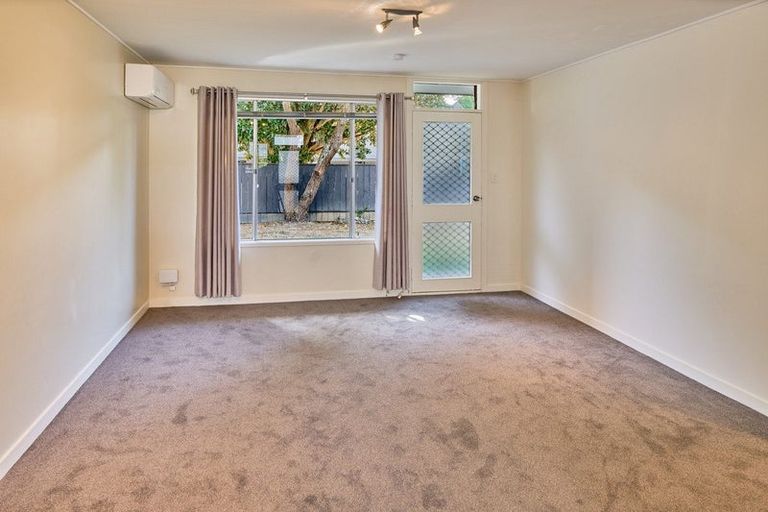 Photo of property in 2/35 Mana Esplanade, Paremata, Porirua, 5026