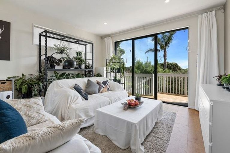 Photo of property in 37 Churchill Road, Murrays Bay, Auckland, 0630
