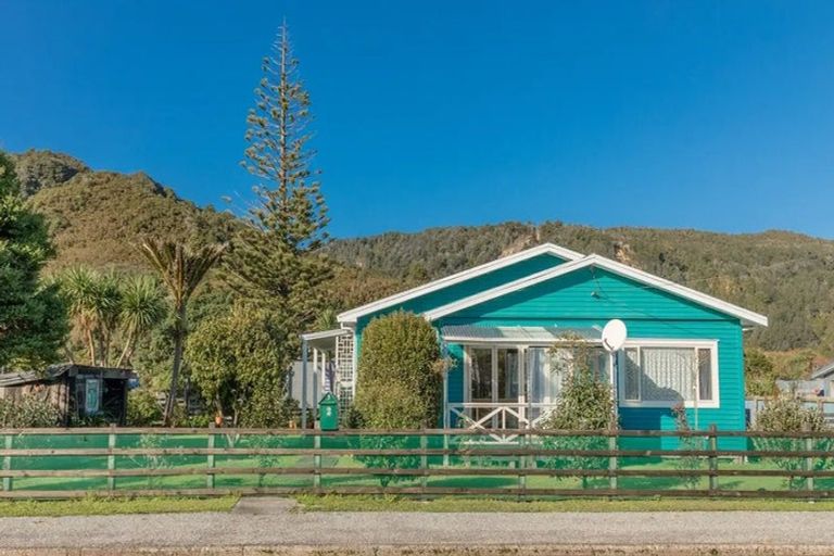 Photo of property in 2 Curtis Street, Hector, 7822