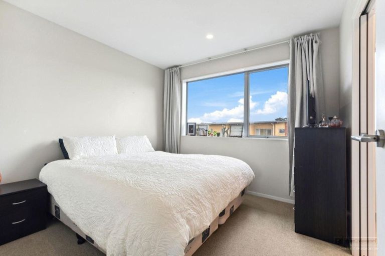 Photo of property in 24/11 Ray Small Drive, Papakura, 2110